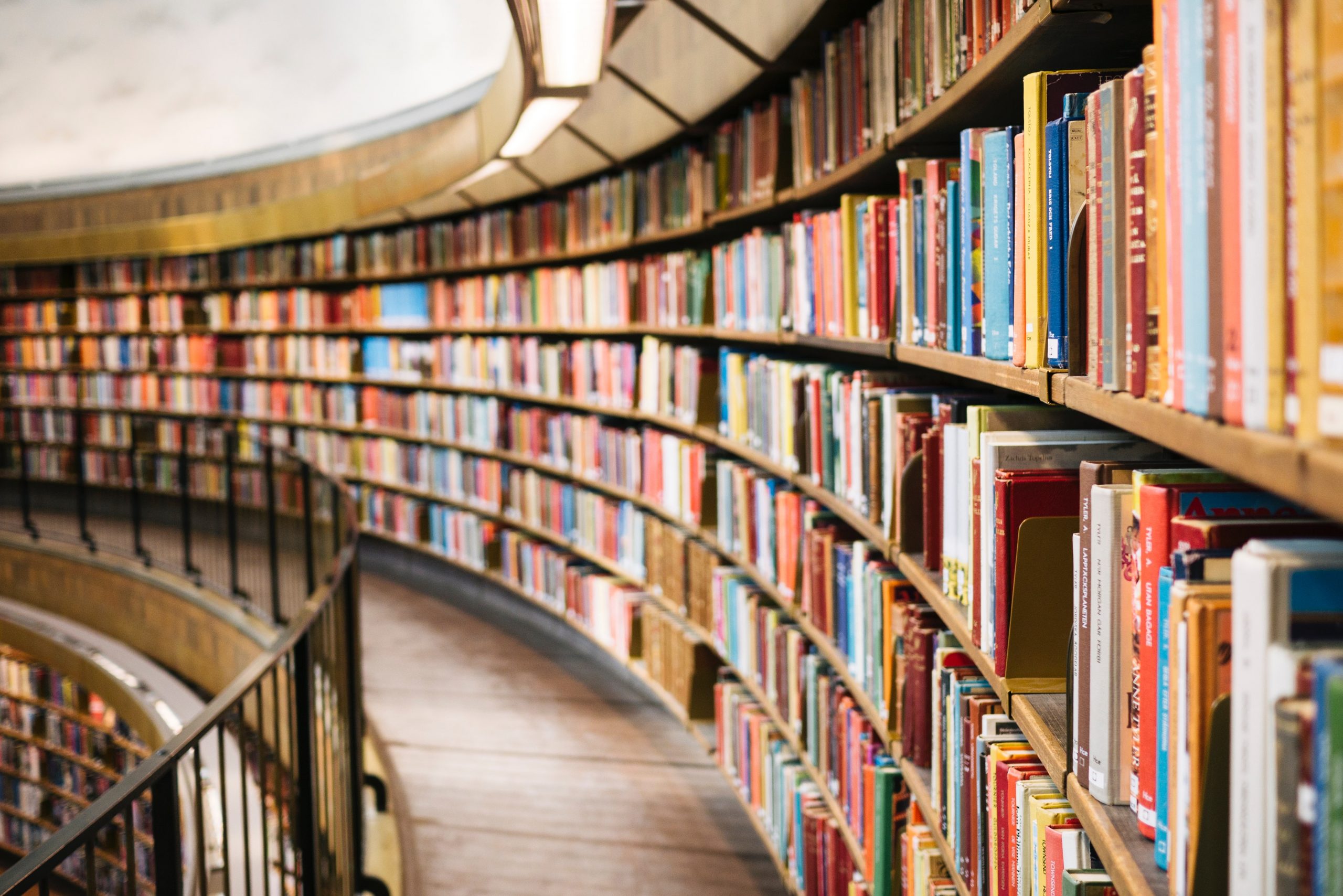 Библиотекарски рафтове с книги