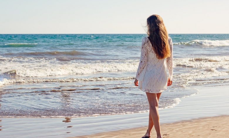 Млада жена на плажа се разхожда на във Варна