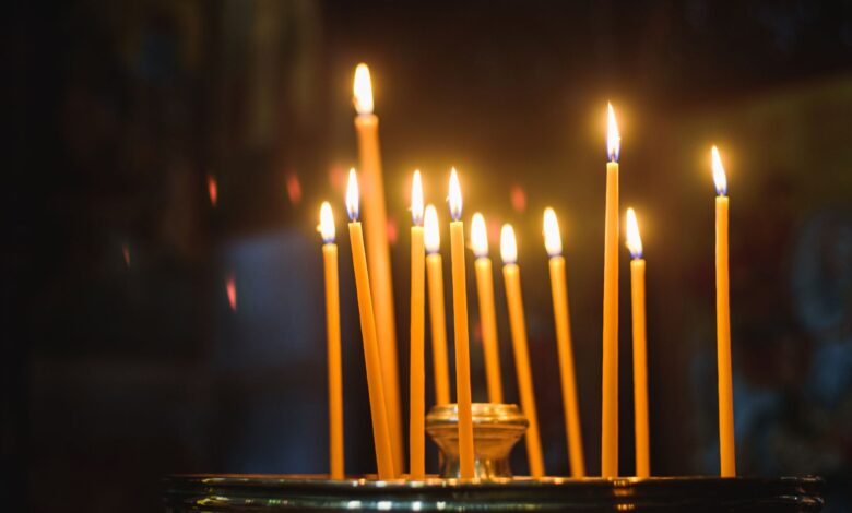 запалени свещи в манастир в Арбанаси